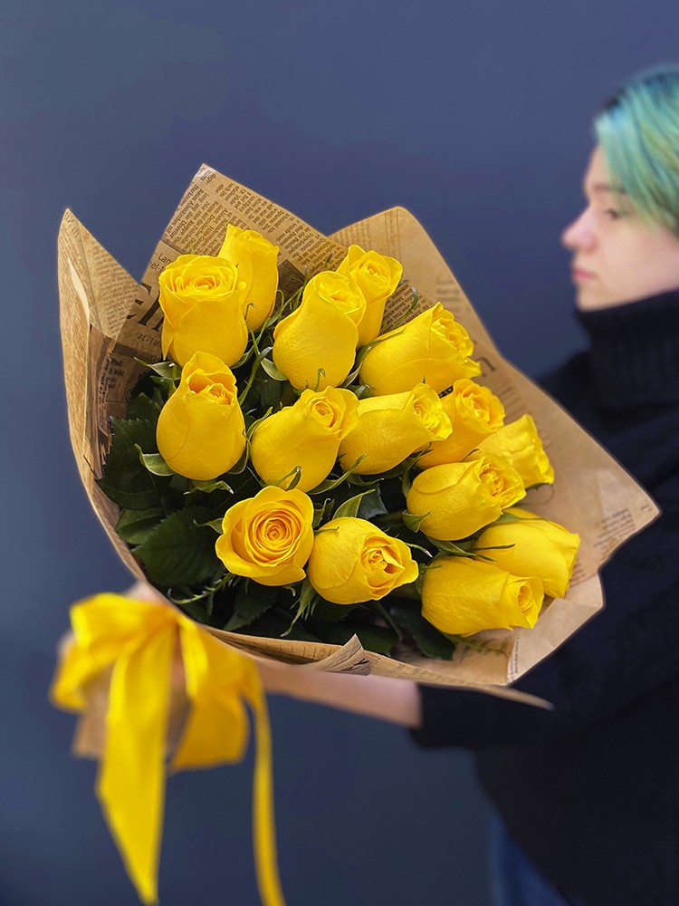 Букет из 15 желтых роз в кремовой пленке